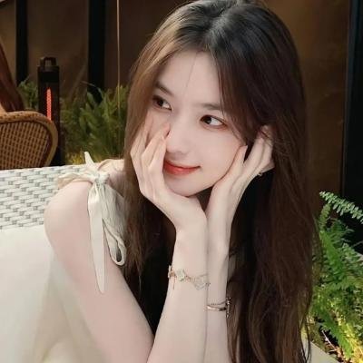 她背后的那双手